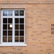 Zachovala se řada původních prvků včetně oken. Nenápadným prvkem jsou větrací mřížky na fasádě. 