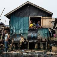 Koalice pěti nevládních organizací však tvrdí, že vláda zbourala domy i mimo vytyčenou stometrovou hranici.