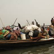 Asi polovina obyvatel státu žije ve slumech, uvedl profesor Timothy Nubi z Lagoské univerzity. I v chatrčích a provizorních domech platí obyvatelé obrovské nájemné. Když lidé platí ročně ekvivalent 126 dolarů „za místo pod mostem, je jasné, že je tu problém“, řekl AFP Nubi. 