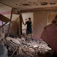 „Čirým štěstím nezabili moje děti,“ řekl agentuře Reuters v troskách svého bytu padesátiletý řidič taxíku-motorky Jonatan Mallora. Ze svého domu, kterému americký úder poškodil střechu, utekl i s čtyřiadvacetiletou dcerou a dvaadvacetiletým synem.

(Catia La Mar, Venezuela, 4. ledna.)