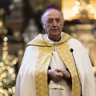 Arcibiskup v kostele před začátkem letošního průvodu požehnal nejen třem králům jedoucím na velbloudech, ale symbolicky i více než 5000 koledníkům, kteří se v Praze a okolí zapojili do charitativní sbírky.