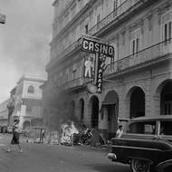 Lidé pálí stoly a rulety před kasinem Plaza Hotel v Havaně, leden 1959.
