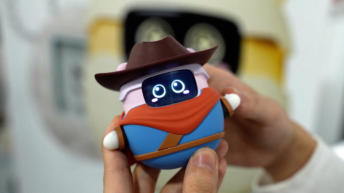 Tamagoči je zpět: má AI, paměť a mluví. CES 2026 ukázal i kabelky s displeji