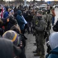 Protesty pokračovaly i v neděli. Na snímku demonstranti konfrontují federální agenty před federální budovou Whipple v Minneapolis.