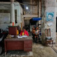 Maria Elena Sabinová, která pracuje na parkovišti, ale říká, že nastal čas, aby se kubánští vůdci odhodlali ke změnám: „Není tu elektřina, není plyn ani zkapalněný plyn. Není tu nic. Takže ano, změna je potřeba, a rychle.“

(Parkoviště s portrétem Che Guevary, 12. ledna v Havaně.)