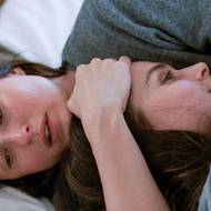 Renate Reinsve jako Nora a Inga Ibsdotter Lilleaas v roli Agnes.