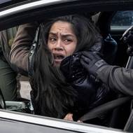 Federální úředníci v ulicích hledají nelegální přistěhovalce s kriminální a nebezpečnou minulostí, jak argumentuje Trumpova administrativa.

(ICE zatýká ženu v Minneapolis, 13. ledna.)