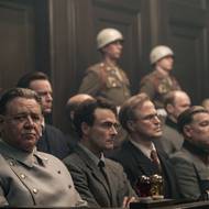 Vlevo je Russell Crowe jako Hermann Göring.