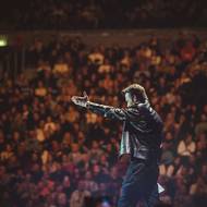 Koncert zahájila zpěvačka Kateřina Říhová, která přivítala přicházejícího Leoše Mareše. „My jsme byli tři, ale my jsme opět tři. Ty, já a vy. Přátelé, vítejte na koncertě pro Patrika Hezuckého“ zvolal Mareš, dlouholetý přítel a kolega Hezuckého, který zemřel minulý měsíc ve věku 55 let.