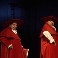 Maděrič (vlevo) hrál na kontrabas, kytaru nebo klavír. Hudební sluch uplatnil také na jevišti. Na fotografii je s Ivanem Vodochodským v muzikálu Galileo, velkém hitu pražského Kalichu.