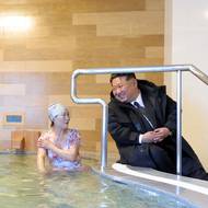 Kim Čong-un v úterý otevřel zrekonstruovaný lázeňský resort Onpho v provincii Severní Hamgjong.

(Na snímku Kim Čong-un během prohlídky nově dokončeného rekreačního střediska, 20. ledna.)