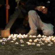 Podle Hugglera teď resort hledá cestu, jak skloubit pietu se snahou zajistit pokračování dovolené pro další hosty, kteří během novoročního období do Crans-Montany dorazili. (Svíčky k uctění obětí novoročního požáru, Crans-Montana, 1. ledna 2026).