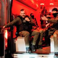 Podle amerických médií by měl být Maduro po dobu vyšetřovací vazby umístěn v Brooklynu ve federální vazební věznici Metropolitan Detention Center (MDC). Tato nechvalně proslulá věznice je spojena s řadou veřejně známých případů, včetně kauz bývalého zpěváka R. Kellyho, spolupracovnice sexuálního delikventa Jeffreyho Epsteina Ghislaine Maxwellové a nejnověji také rappera Seana „Diddyho“ Combse. (Členové amerických ozbrojených složek opouštějí věznici MDC, 3. ledna).