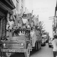 Fidel Castro triumfálně vstoupil do Havany 8. ledna 1959. Revoluce byla oficiálně u moci. Nová vláda slibovala demokracii a sociální spravedlnost. Podpora obyvatel byla zpočátku velmi silná. (Lidé slaví svržení Batisty, 1959.)