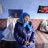 „Teď už tady nikdo nezůstal. Jen my, parta starých žen,“ vypráví. Ráda hovoří s turisty, které zajímá, jaké to je žít v „basce“. „Říkám jim, že v létě je v nich chladno, uvnitř je příjemně. A v zimě je v nich teplo a ven moc nechodím.“