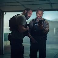 Ben Affleck jako J. D. Byrne a Matt Damon coby Dane Dumars.