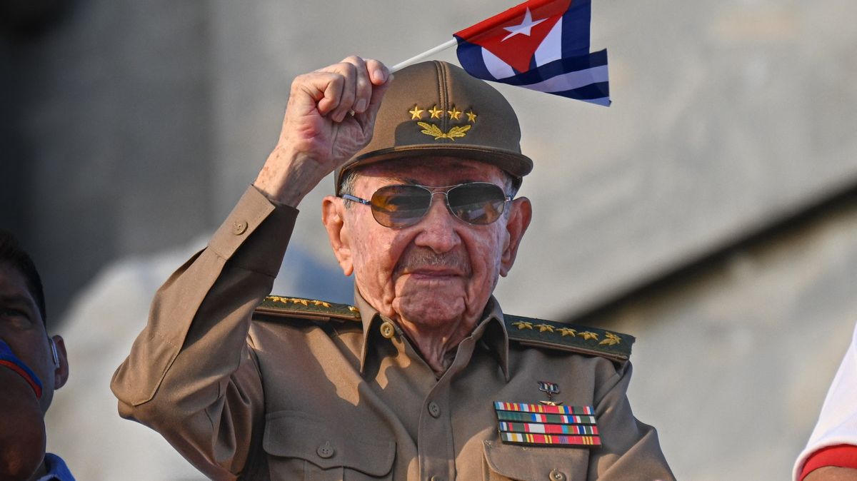 Kuba je ve válečném stavu. Do jejího čela se „postavil“ 94letý Raúl Castro