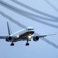 Na americkou půdu Madura a jeho manželku Cilii Flores dopravili letadlem. Na snímku přistání letounu na Stewartově základně amerického letectva v Newburghu ve státě New York.