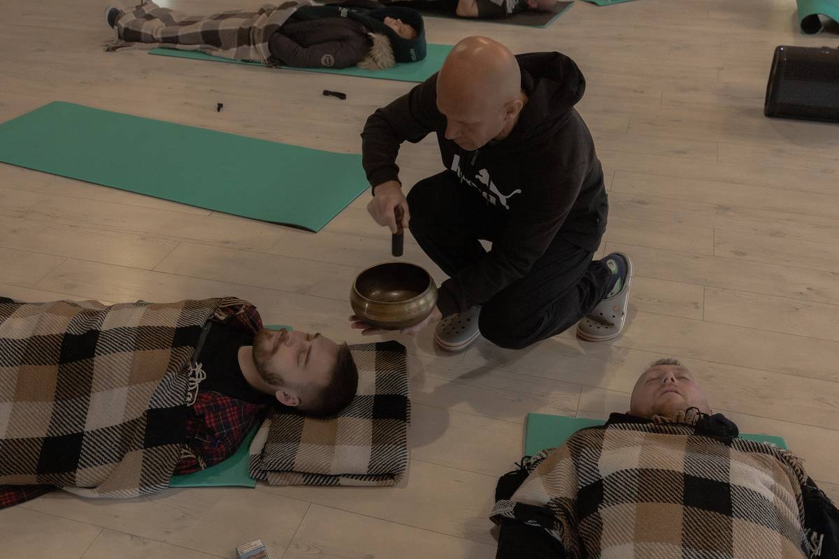 Ukrajinský vojenské zdravotník Roman Zuch (na snímku vpravo) se během ruské invaze naučil tvrdé pravidlo – příliš se nesbližuj s kolegy. Můžou kdykoliv přijít o život. (Roman Zuch a Dmytro Kunytskyj během zvukové terapie v rámci programu RePower, horského pobytu v Zakarpatské oblasti určenému k podpoře psychické regenerace a duševního zdraví ukrajinských vojáků, 23. října 2025.)