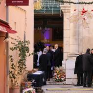 Poslední manžel Brigitte Bardot, Bernard d’Ormale, v úterý podle magazínu Paris Match za příčinu jejího úmrtí označil rakovinu. Na snímku jsou úředníci a ministranti u vchodu do kostela.