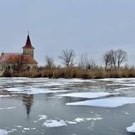Někteří lidé přicházejí i na ostrůvek ke kostelu svatého Linharta, který běžně není přístupný. 
