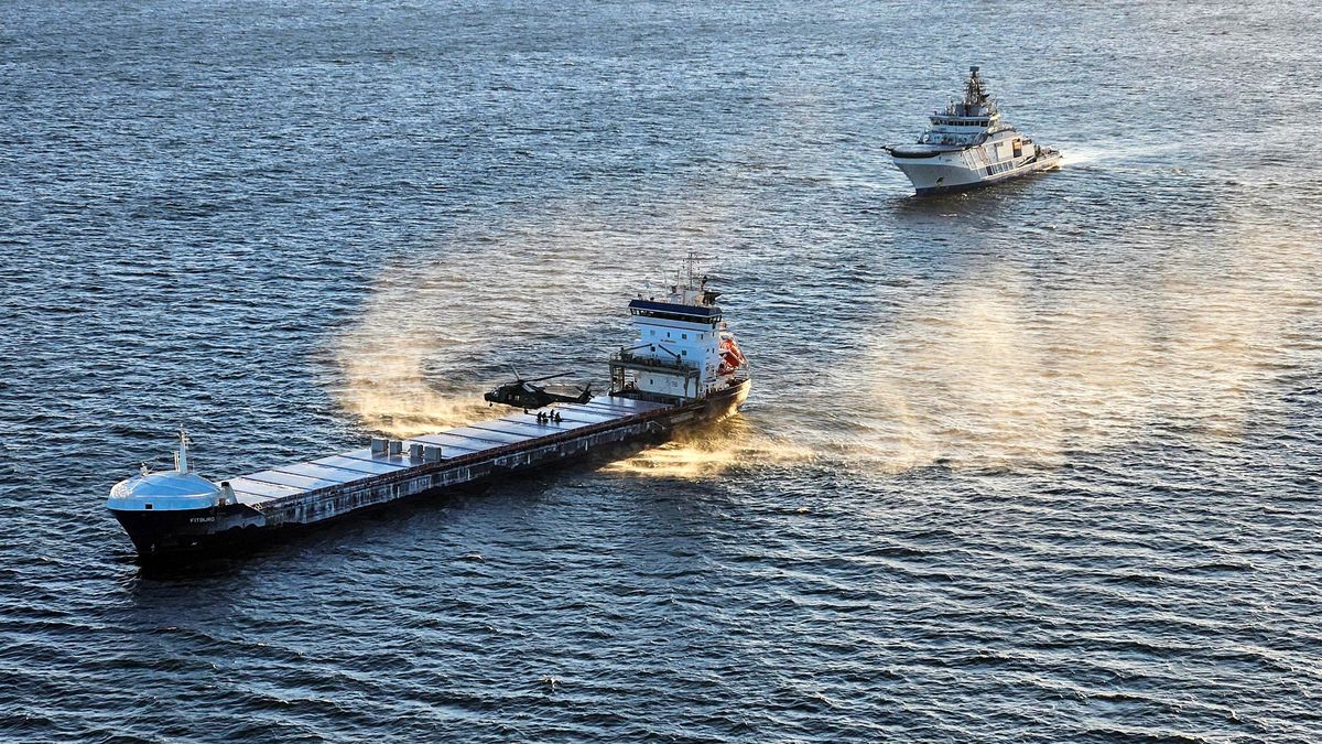 Loď podezřelá z poškození kabelů odplula z Finska