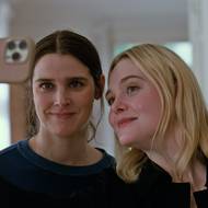 Inga Ibsdotter Lilleaas v roli Agnes a Elle Fanning jako Rachel.