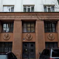 Vchod v přístavbě členěním na tři pole navázal na starší část budovy. 