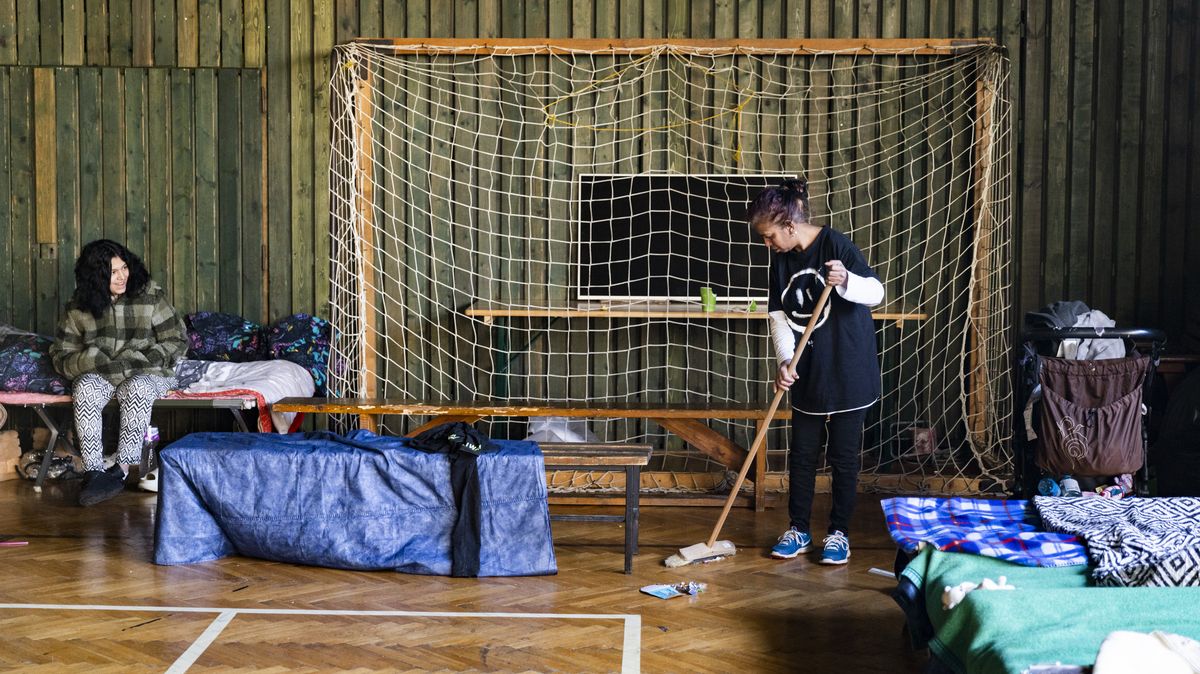 Pro část lidí po požáru se našly azylové domy. Zbytek čeká dál v tělocvičně