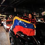 Před věznicí se shromáždili venezuelští imigranti, aby dali najevo radost ze zadržení autoritářského socialistického prezidenta, který přivedl kdysi prosperující zemi do stavu permanentní ekonomické krize.