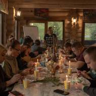 Od začátku plošné ruské invaze v únoru 2022 ztratil bývalý řidič kamionu příliš mnoho známých, než aby mohl vidět, jak nové přátele zastihne stejný osud. (Vojenští zdravotníci při zdobení vajec, 26. října.)