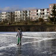 Hasiči varují, že ideální tlouška ledu pro skupinové bruslení by měla být alespoň 18 cm.