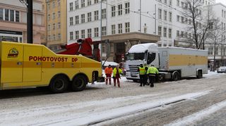 Foto: Sníh v Praze zastavil dopravu. Kamiony blokují silnice, nejezdí tramvaje