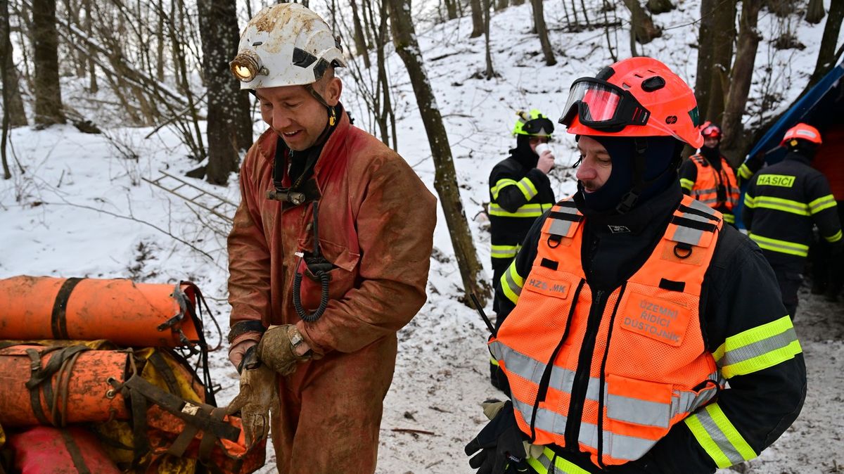 Uvázlý muž nebyl žádný amatér, jeho parťák byl celou dobu s ním, líčí hasič