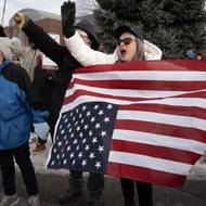 „Musíme být smutní z toho, že naše vláda vede válku proti svým občanům. Musíme vyjít ven a říci ne. Co jiného můžeme dělat?“ řekla AP jedna z protestujících Shanta Hejmadiová. (Minneapolis, 11. ledna.)
