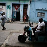 Kvůli tomu, že Spojené státy v předchozích letech zpřísnily sankce vůči Havaně, se příliš nevedlo plánovanému hospodářství, turismus upadal a měnová reforma byla neúspěšná. Ostrov s asi 9,6 milionu obyvatel znovu upadl do nové obzvláště tíživé krize.