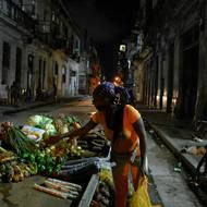 Pětapadesátiletá Kubánka Madelin Terrisová, která pracuje jako recepční na ministerstvu, také předpokládá, že ekonomická situace ostrova, už nyní složitá, se může ještě zhoršit.