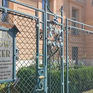 Kovaný secesní plot je bohatě zdobený.