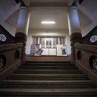 Hlavní schodiště je bohatě dekorované. 