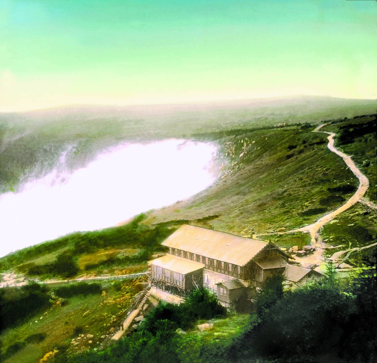 Mlhy na Labské boudě v roce 1904.