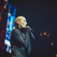 Na pozvání Leoše Mareše dorazila Kateřina Pokorná alias Svojost, která píše básně. Jednu věnovala i Hezuckému.“Nepřísluší mi hovořit jako přítel, ani známý. Co mi však přísluší velmi, je použít můj hlas a hovořit v tomhle čase za super posluchače,” začala.