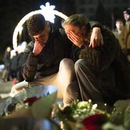 Podle posledních zveřejněných čísel francouzskou diplomacií se při požáru zranilo devět Francouzů a dalších osm se pohřešuje. Italské ministerstvo zahraničí dnes večer informovalo o 13 zraněných Italech a šesti pohřešovaných. (Lidé truchlí u improvizovaného památníku ve švýcarském lyžařském středisku Crans-Montana ve čtvrtek 1. ledna 2026.)