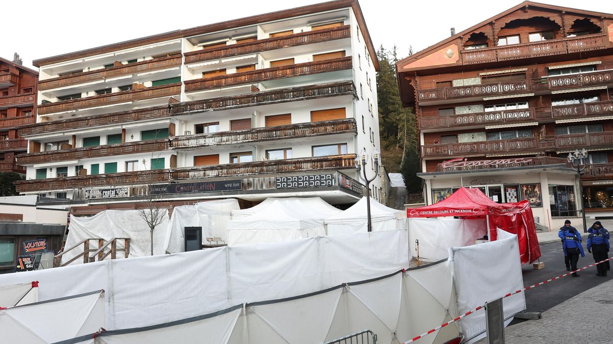 Podle prvních závěrů způsobily požár ve švýcarském baru pyrotechnické svíčky