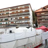 Policisté stojí před barem Le Constellation, 2. ledna.