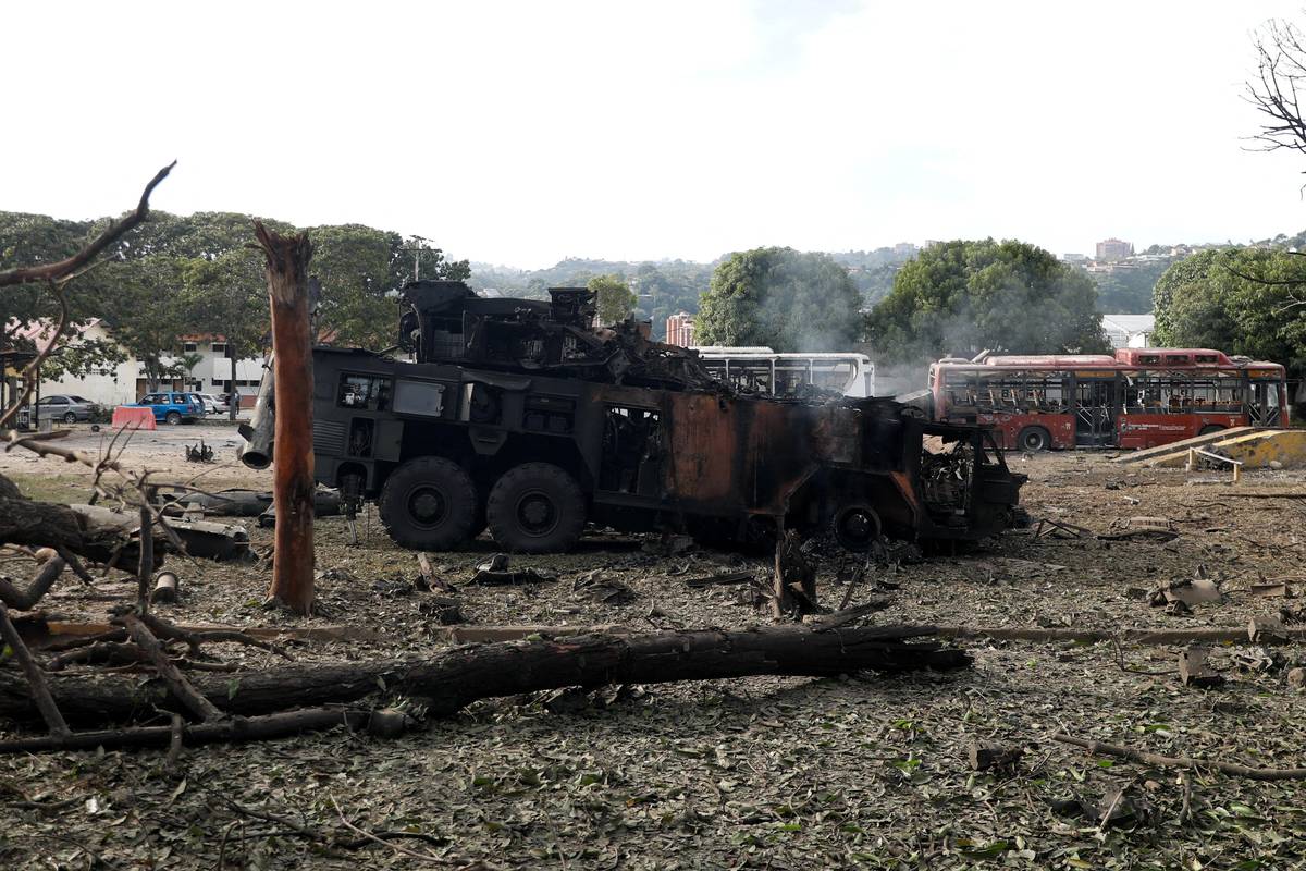 Zničena vojenská technika na základně La Carlota.