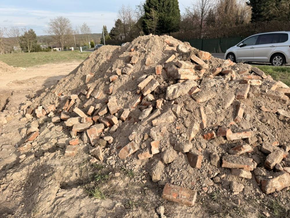Odpad pod pozemky v Benátkách nad Jizerou.