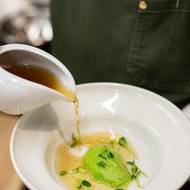 V Akademii Grosseto se při Berkyho degustaci podával také vývar s bylinkovým knedlíčkem.