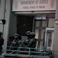 Ostraha před vazební věznicí, kam byl později přemístěn Maduro. V blízkosti všech míst, kam Američané Madura v New Yorku dopravili, hlídkovala ozbrojená komanda.