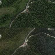 Viditelné poškození vstupní brány do areálu bezpečnostních složek v Caracasu. Opět srovnání stavu z 22. prosince 2025 a z 3. ledna 2026.