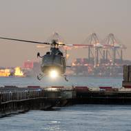 Helikoptéra se zajatým Nicolásem Madurem přistává na Manhattanu. Americké síly venezuelského prezidenta zajaly v sobotu při speciální operaci v Caracasu a okolí.